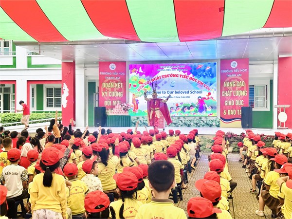 Trường Mầm non Ánh Sao cho trẻ tham quan trường tiểu học Thanh Am