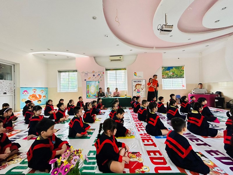Trường MN Ánh Sao phối kết hợp cùng với Trung tâm liên kết Tiếng Anh Việt edu, tổ chức thi Rung chuông vàng cho học sinh học tiếng Anh của khối MGL và MGNhỡ