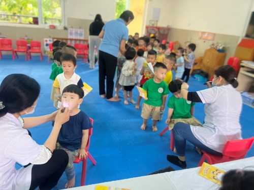 Trường Mầm Non Bắc Biên tổ chức khám sức khỏe định kỳ lần 2 cho học sinh  - Năm học 2023- 2024