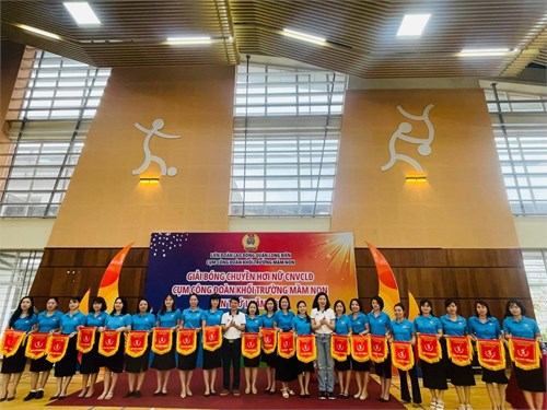 Sáng ngày 25/5/024, tại trường THCS Chu Văn An, Cụm công đoàn khối trường mầm non đã tổ chức thành công vòng loại Giải bóng chuyền hơi nữ CNVCLĐ lần thứ I năm 2024.                                               
👍👍👍Trường MN Bắc Cầu và MN Gia Thượng đã phối hợp tham gia giải bóng với tinh thần đoàn kết, chơi hết mình⛹️‍♂️⛹️‍♂️⛹️‍♂️