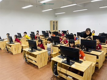 Hoạt động trẻ làm quen với máy vi tính của các bé lớp b4 tại trường mầm non ban mai xanh
