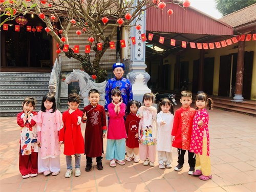 Các bé lớp MGL A1 tới dâng hương và tham quan di tích lịch sử đình làng Ái Mộ nhân dịp lễ hội truyền thống của địa phương