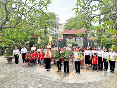 Cô và trò trường mầm non Bồ Đề dâng hương tại Đài tưởng niệm Anh hùng liệt sĩ phường Bồ Đề.