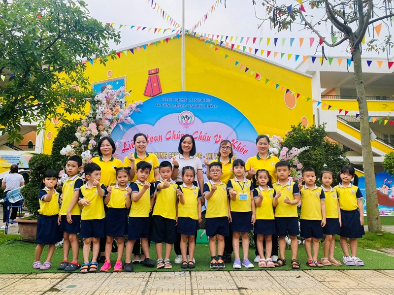 Các bé lớp A3 tham gia Liên hoan chúng cháu vui khoẻ và Rung chuông vàng do phòng GD & ĐT Quận Long Biên tổ chức.