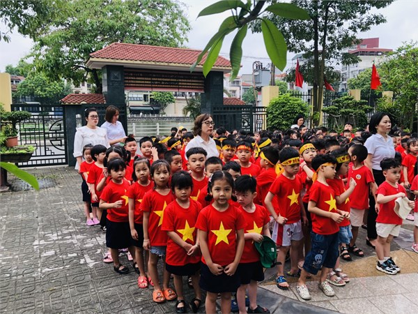 Các bé lớp MGL A2 tham gia hoạt động viếng thăm Đài tưởng niệm liệt sĩ phường Bồ Đề nhân dịp kỉ niệm ngày Giải phóng miền Nam 30/4 và Quốc tế lao động 1/5