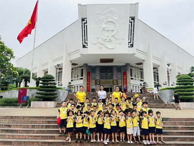 Các bé lớp MGL A2 viếng thăm Lăng Bác nhân dịp kỉ niệm 70 năm chiến thắng Điện Biên Phủ và tham quan trải nghiệm tại Rạp xiếc trung ương