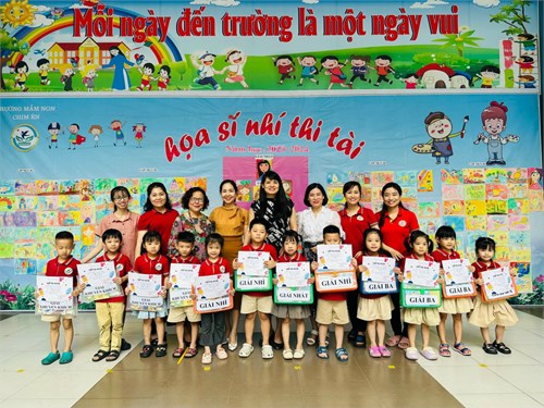 Các bạn nhỏ khối MGN Trường mầm non Chim Én hào hứng tham gia cuộc thi vẽ năm học 2023 - 2024.