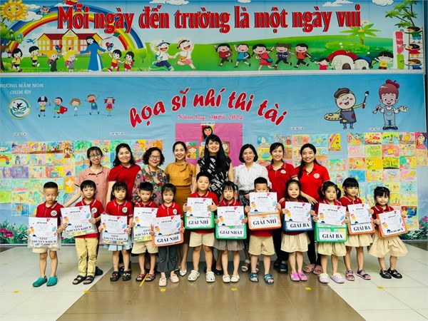 Các bạn nhỏ khối MGN Trường mầm non Chim Én hào hứng tham gia cuộc thi vẽ năm học 2023 - 2024.