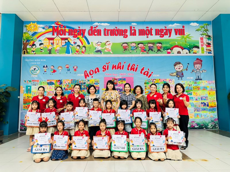 Các bạn nhỏ khối MGL Trường mầm non Chim Én hào hứng tham gia cuộc thi vẽ năm học 2023 - 2024.
