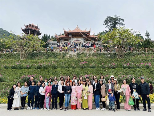 Trường MNĐT Việt Hưng tổ chức cho đoàn viên công đoàn du xuân đầu năm Giáp Thìn 2024