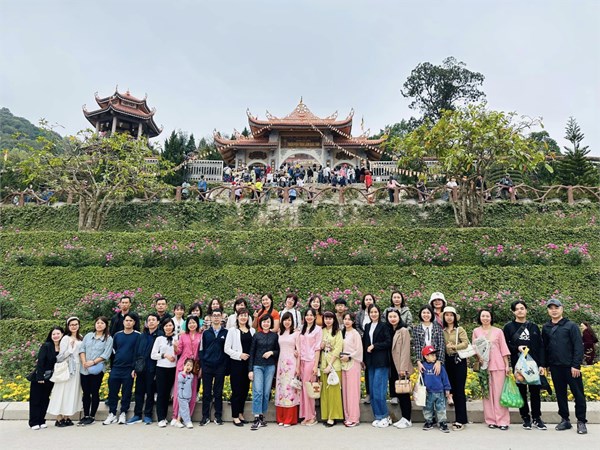 Trường MNĐT Việt Hưng tổ chức cho đoàn viên công đoàn du xuân đầu năm Giáp Thìn 2024