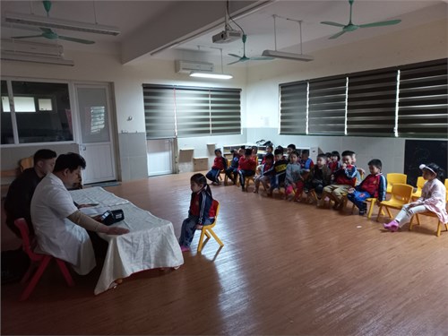 Trường mầm non Đô thị Việt Hưng tổ chức khám khám mắt đo sàng lọc tật khúc xạ mắt cho học sinh.