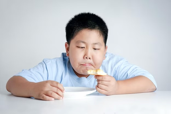 Cách kiểm soát cân nặng cho trẻ thừa cân ngày Tết