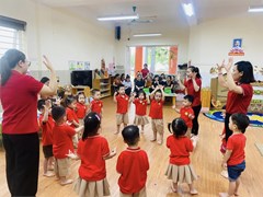 Sáng ngày 17/4/2024, Trường MN Đô thị Việt Hưng tổ chức kiến tập hoạt động vui chơi lứa tuổi nhà trẻ tại lớp D2