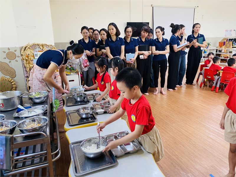 Trường mầm non Đô Thị Việt Hưng tổ chức kiến tập hoạt động ăn ngủ cho trẻ tại trường.