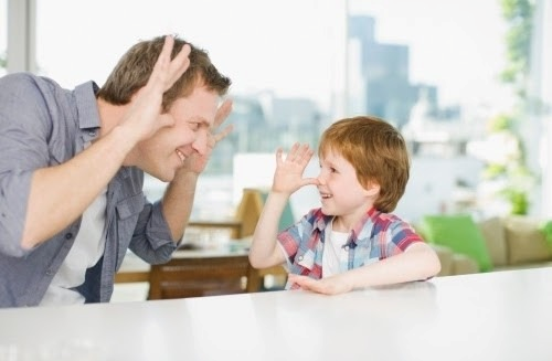 8 cách nói chuyện giúp cha mẹ dễ dàng khiến trẻ chịu lắng nghe
