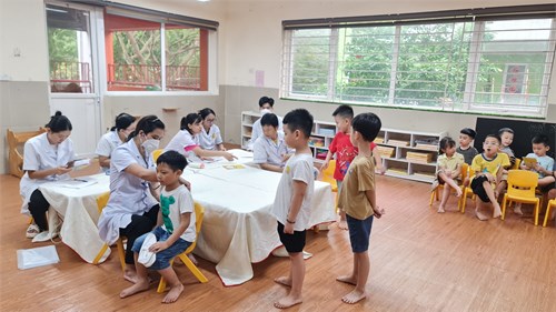 Trường mầm non Đô Thị Việt Hưng tổ chức khám sức khỏe định kì lần 2 năm học 2023 – 2024 cho học sinh toàn trường