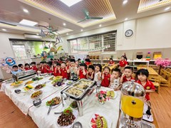 Các bé học sinh trường mầm non Chất lượng cao Đô Thị Việt Hưng hào hứng tham gia bữa tiệc Buffet mừng sinh nhật tháng 4