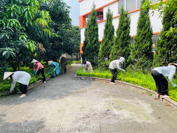 Trường mầm non Đô Thị Việt Hưng tổ chức tổng vệ sinh phòng bệnh sốt xuất huyêt.