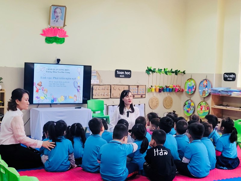 Trường Mầm non Đức Giang tổ chức kiến tập chuyên đề PTNN-Làm quen văn học tại lớp MGN B1