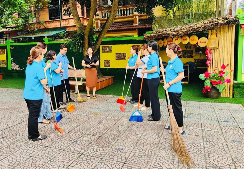 Trường mầm non Đức Giang tham gia chiến dịch vệ sinh môi trường diệt bọ gậy, phòng chống sốt xuất huyết năm 2024