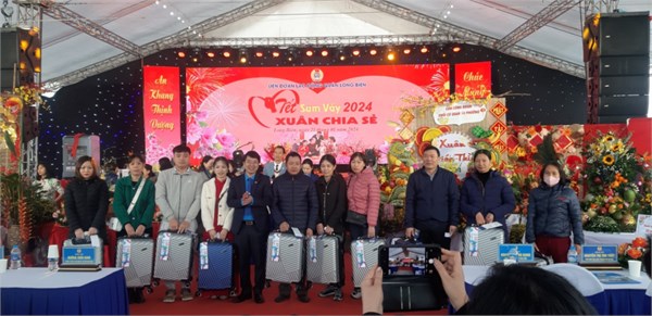 Đoàn viên Công đoàn trường mầm non Giang Biên tham dự Chợ Tết Công đoàn năm 2024 do LĐLĐ quận Long Biên tổ chức
