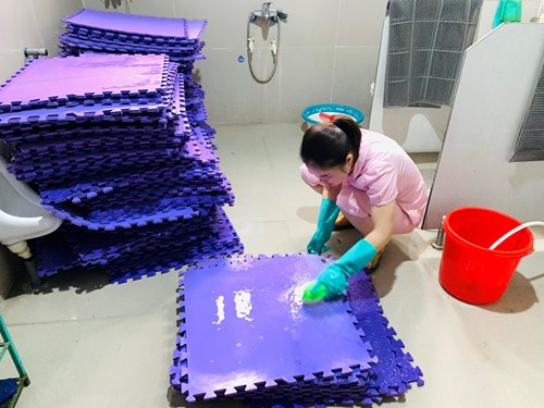 Các đồng chí giáo viên trường Mầm non Giang Biên thực hiện tổng vệ sinh môi trường lớp học vào thứ sáu hàng tuần