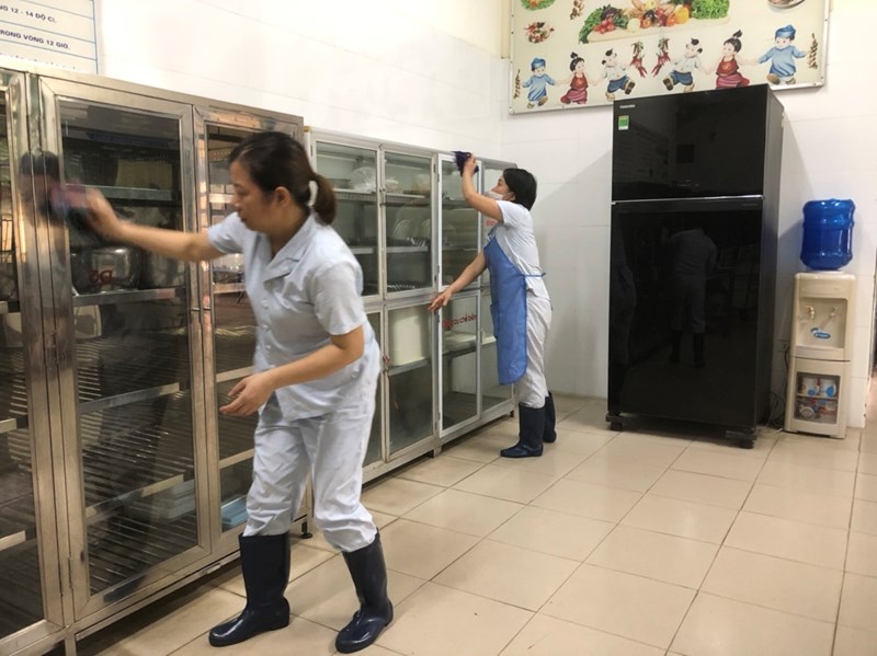 Các đồng chí nhân viên nuôi dưỡng trường Mầm non Giang Biên thực hiện công tác tổng vệ sinh môi trường trong và ngoài bếp vào thứ 6 hàng tuần