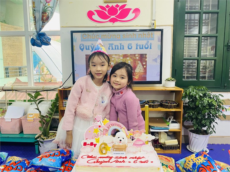 Hôm nay các bạn nhỏ MGLA2 chúc mừng sn bạn Quỳnh Anh tròn 6 tuổi