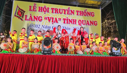 Tiết mục múa liên khúc  Nam quốc sơn hà + Hào khí Việt Nam  chào mừng hội đình Tình Quang của các bé lớp MGL A3