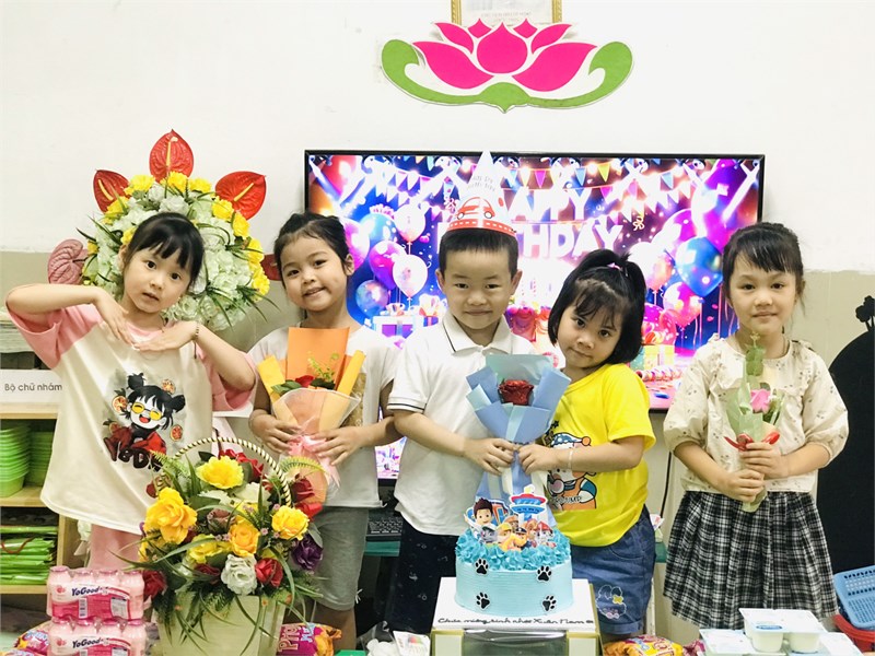 Các bạn lớp A3 chúc mừng sinh nhật Khang B, Xuân Nam 6 tuổi
