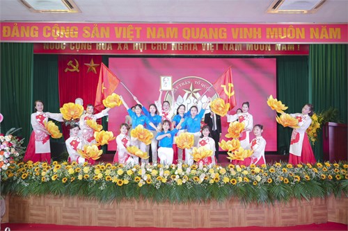 Chi đoàn Mầm non Giang Biên tham gia múa phụ họa bài   Vinh quang mặt trận tổ quốc ta  tại đại hội mặt trận tổ quốc phường Giang Biên