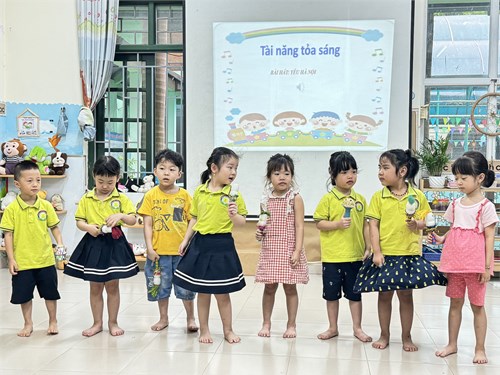 Hoạt động âm nhạc: Dạy hát  Yêu Hà Nội  của các bé lớp MGN B2