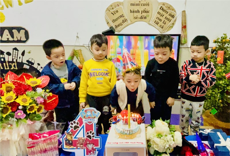 Lớp MGN B4 tổ chức chúc mừng sinh nhật bạn Minh Phong