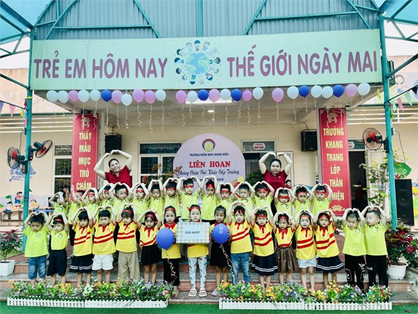 Các bạn nhỏ lớp MGN B4 tham gia   Liên hoan chúng cháu vui khỏe cấp trường  qua trò chơi :  Đưa cá về ao 