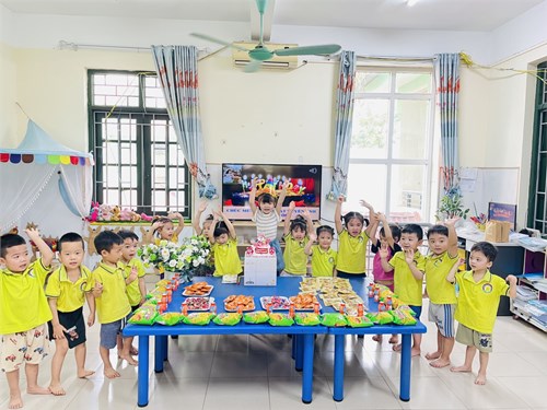 Lớp MGB C2 chúc mừng sinh nhật bạn Huyền Anh 4 tuổi