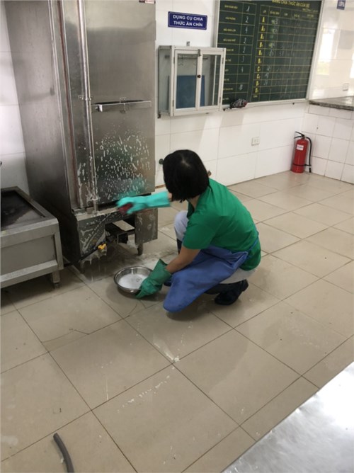 Các đồng chí nhân viên nuôi dưỡng trường Mầm non Giang Biên tổng vệ sinh môi trường bếp