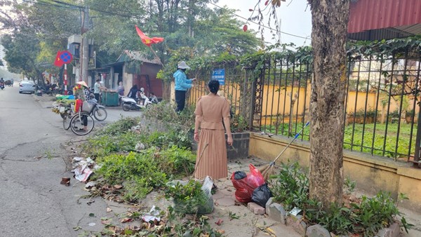 Công tác tổng vệ sinh môi trường xung quanh trường học của trường Mầm non Giang Biên