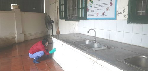 Các đồng chí nhân viên nuôi dưỡng trường Mầm non Giang Biên tổng vệ sinh môi trường trong và ngoài bếp