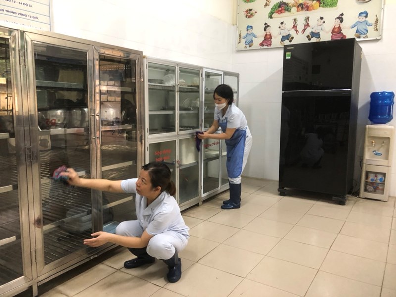 Các đồng chí nhân viên nuôi dưỡng trường Mầm non Giang Biên thực hiện việc tổng vệ sinh môi trường bếp hàng tuần