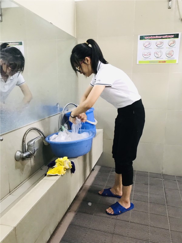 Cô và trò trường Mầm non Giang Biên thực hiện công tác tổng vệ sinh môi trường lớp học
