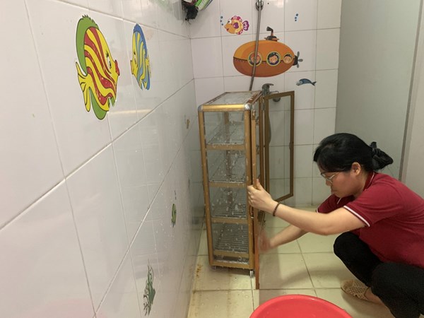 Các đồng chí lớp mẫu giáo nhỡ C3 trường Mầm non Giang Biên thực hiện công tác tổng vệ sinh môi trường lớp học