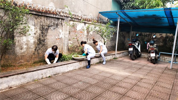 Các đồng chí nhân viên trường Mầm non Giang Biên thực hiện công tác tổng vệ sinh môi trường vào thứ 6 hàng tuần