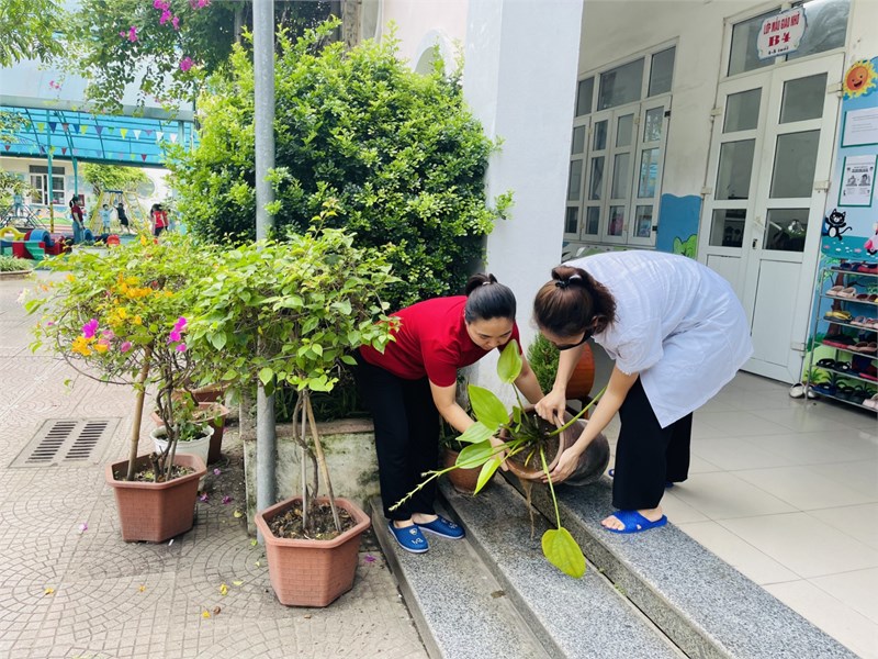 Trường Mầm non Giang Biên tổ chức chiến dịch tổng vệ sinh môi trường, diệt bọ gậy phòng, chống dịch Sốt xuất huyết đợt 2 năm 2024