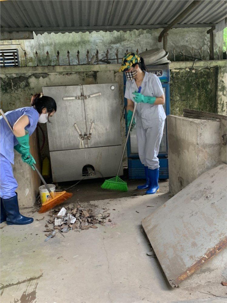 Các đồng chí nhân viên nuôi dưỡng trường Mầm non Giang Biên tổng vệ sinh môi trường xung quanh bếp