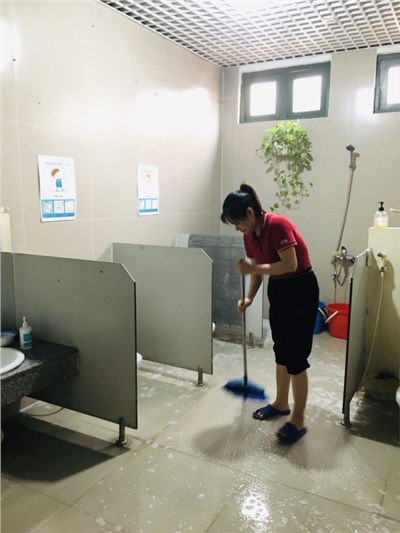 Cô và trò trường Mầm non Giang Biên duy trì công tác tổng vệ sinh môi trường trong và ngoài lớp học vào thứ sáu hàng tuần