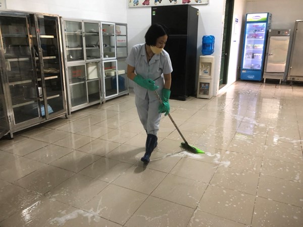 Các đồng chí nhân viên nuôi dưỡng trường Mầm non Giang Biên thực hiện tổng vệ sinh môi trường bếp vào thứ sáu hàng tuần