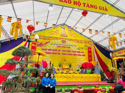 Chi đoàn trường mầm non Gia Quất tham gia phục vụ công tác tổ chức lễ hội truyền thống tại Chùa Tăng Phúc.