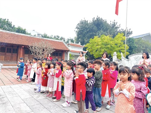 Trường MN Gia Quất tổ chức cho trẻ MGL đi tham quan lễ đình, chù Gia Quất