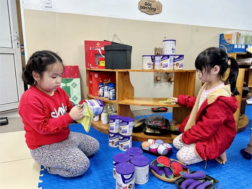 Bé qunhf Chi, Hoài An lớp A3 giúp cô vệ sinh sắp xếp đồ dùng đồ chơi